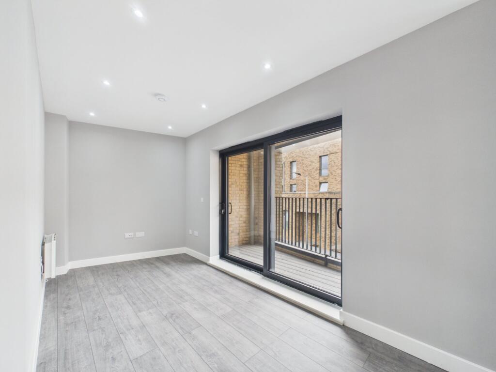 Apartment in Ilford - View 4