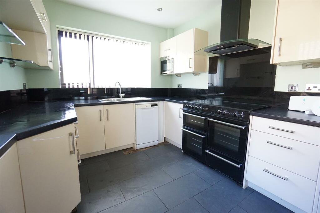 Carlton Close, Danesmoor, Chesterfield, S45 9RP photo 4