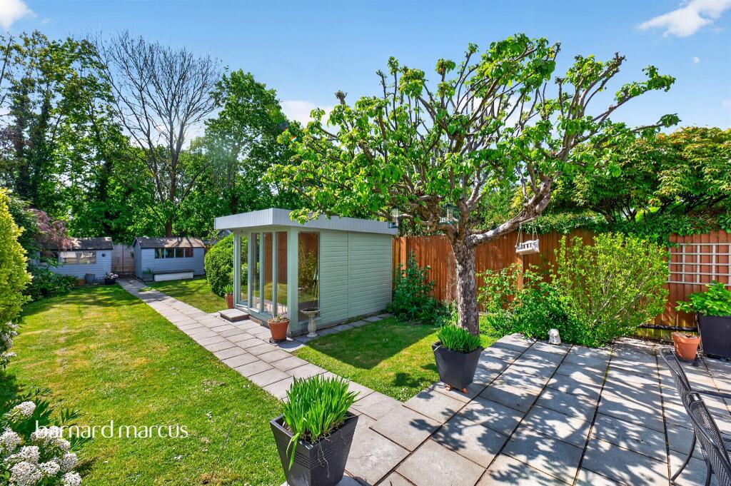 House in Worcester Park - More