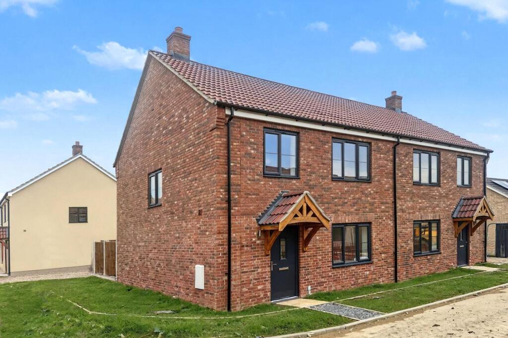 3-bed semi-detached on Pye Close, Millstone Place, Newton Flotman, Norwich, £299,950