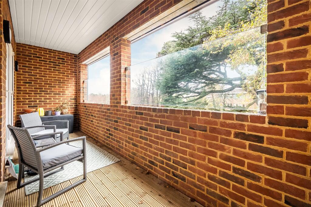 Station Road, Leatherhead, Surrey, KT22 photo 4