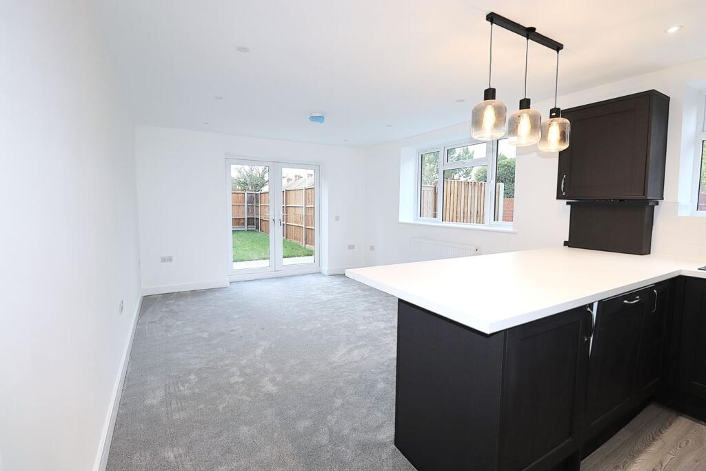 Apartment in Rushmoor, Cove West Heath, The Crescent - View 4