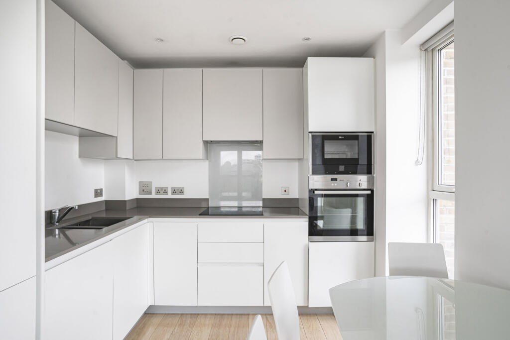 Main image of property: Stockwell Park Walk, London, SW9