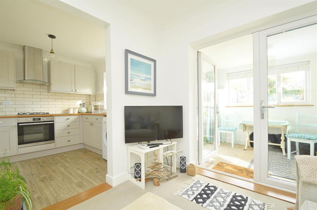 Beautifully Presented Home * Shanklin photo 3