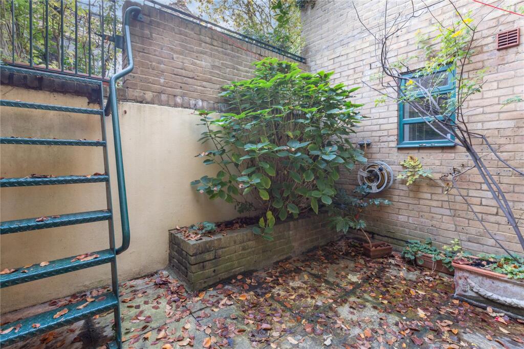4 bedroom semi-detached house for rent