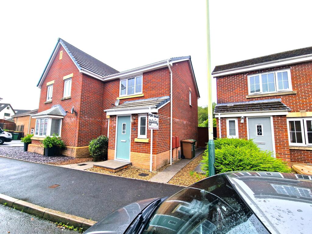 Woodside Drive, NEWBRIDGE, NEWPORT NP11 photo 2