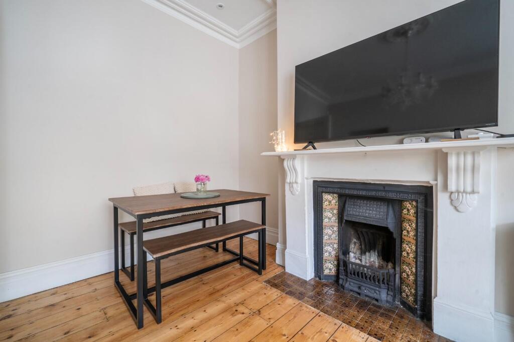 Apartment in Windsor - View 3