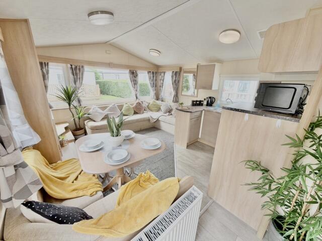 Willerby Rio, Venture Caravan Park, Langridge Way, Morecambe, Lancashire, LA4 4TQ photo 2
