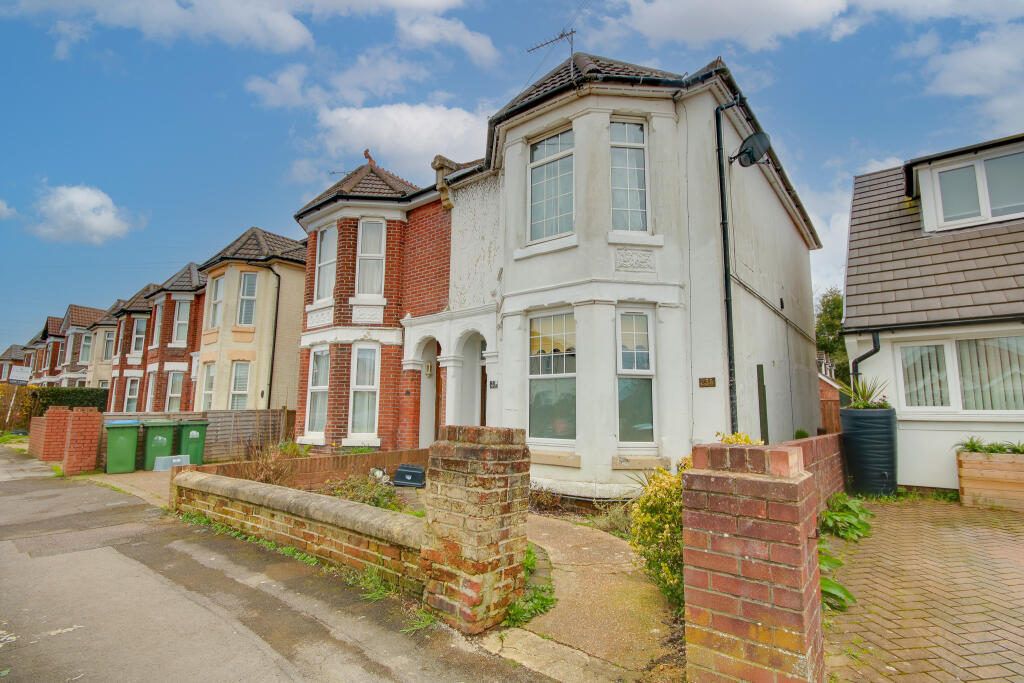 2-bed flat on Bitterne Park! Private Garden! Popular Location!, £230,000
