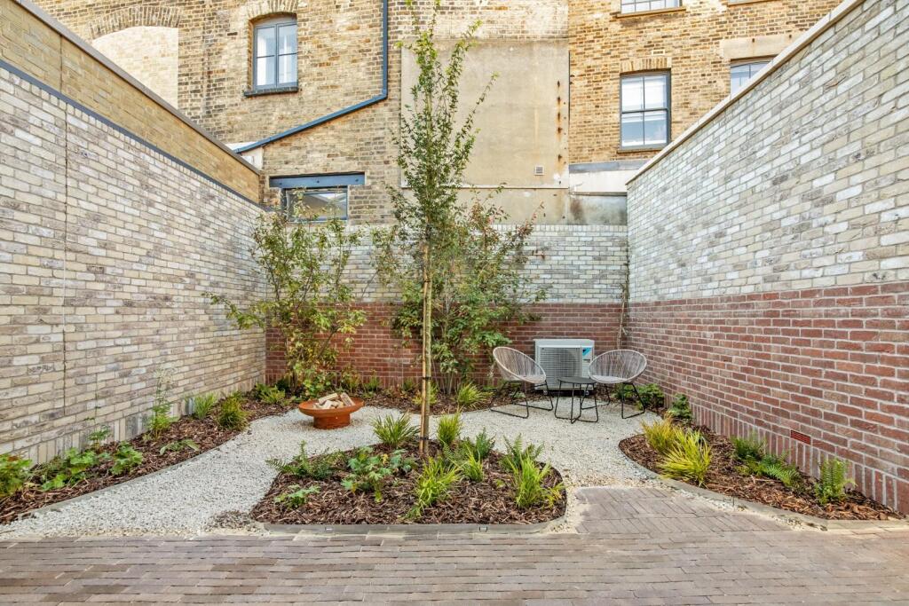 House in London - View 2