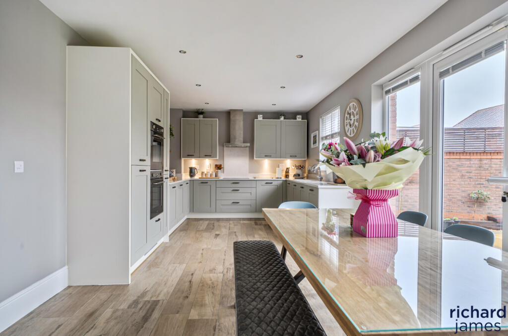Diamond Crescent, Swindon, SN25 photo 4