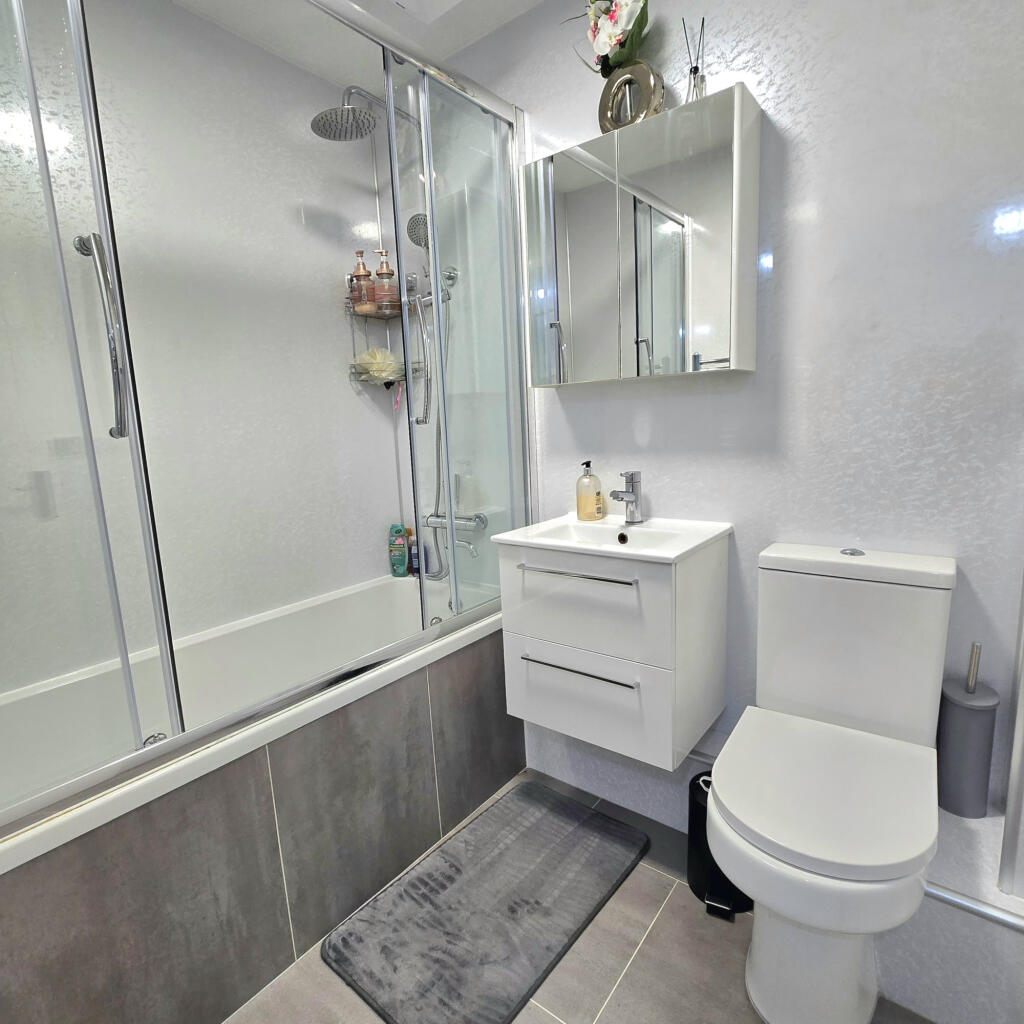 House in Romford - More