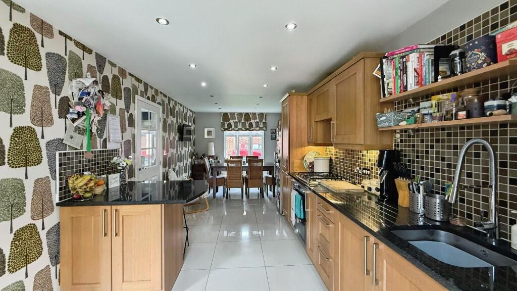 Dukes Chase, Pontefract, West Yorkshire, WF8 photo 4