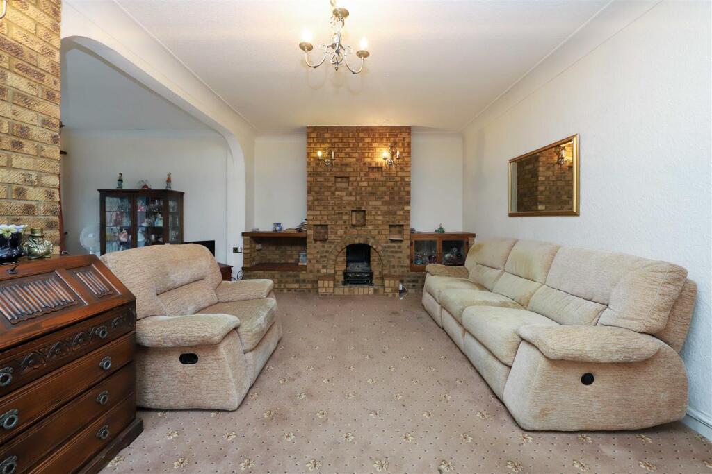 Sutton Close, Pinner photo 3