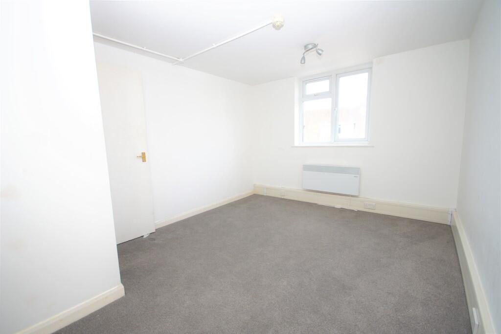 Apartment in Pinner, Eastcote, London Borough of Hillingdon - View 3