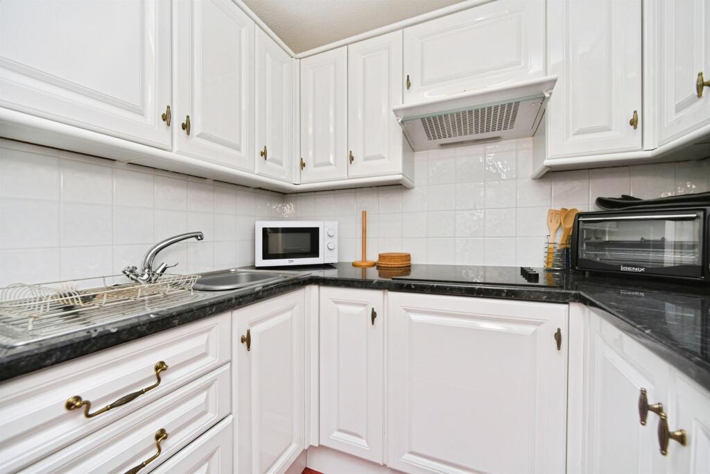 Apartment in Brighton, Saltdean - More