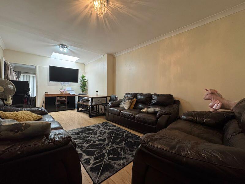 House in Luton - View 4
