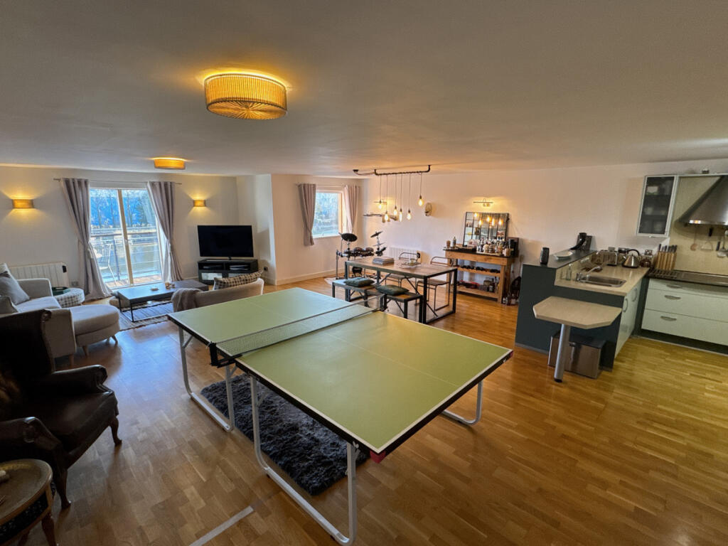 Apartment in Cardiff, Henke Court, Butetown - More