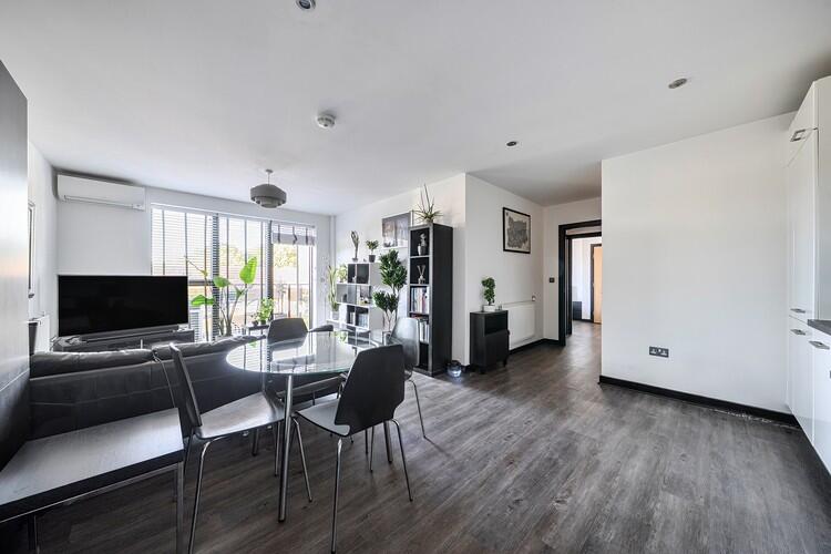 Russell Square, Horley, Surrey, RH6 photo 4