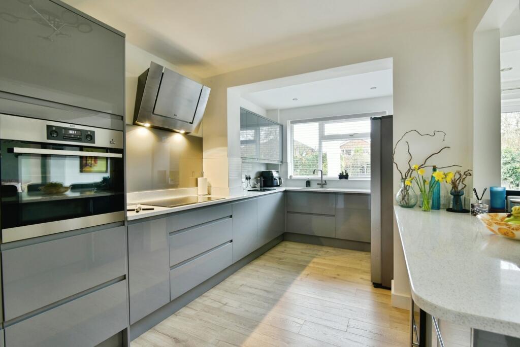Naples Drive, Newcastle, Staffordshire, ST5 photo 4