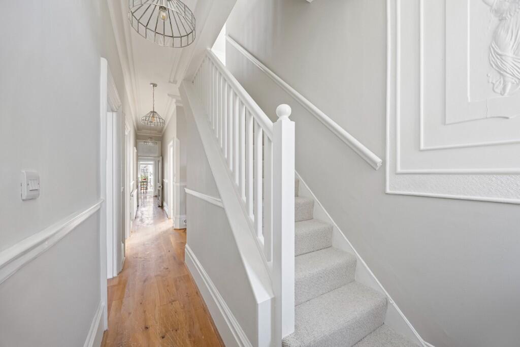 House in Brighton, Round Hill - More
