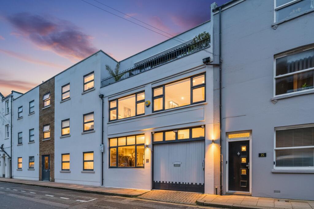 Main image of property: 19 Castle Street, Brighton, BN1 2HD