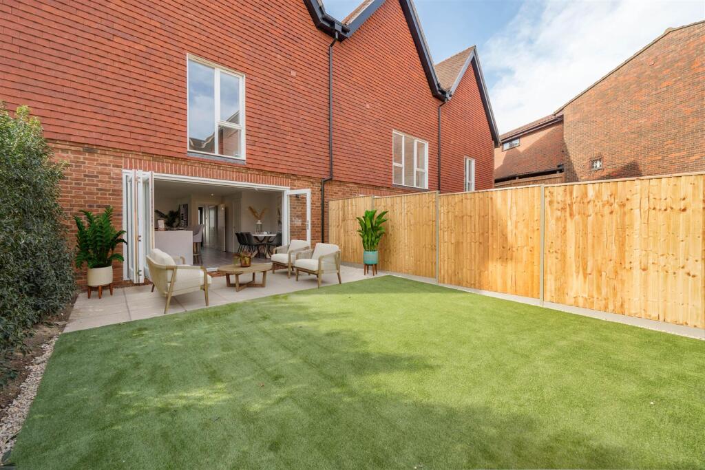 Kingswood Mews, Waterhouse Lane, Kingswood photo 3