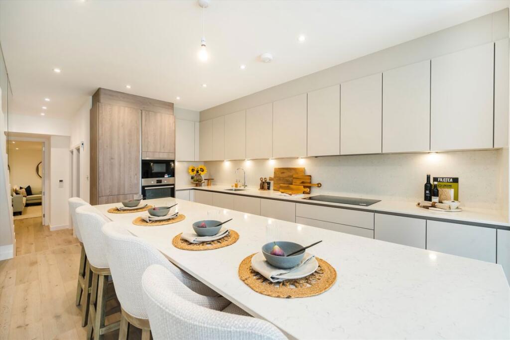 House in London, Cottenham Park, Raynes Park - View 5