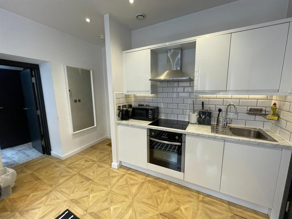 Apartment in Leeds, Langtons Wharf, Lovell Park - View 5