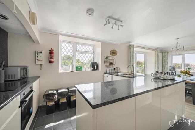 Kitchen/dining/living room