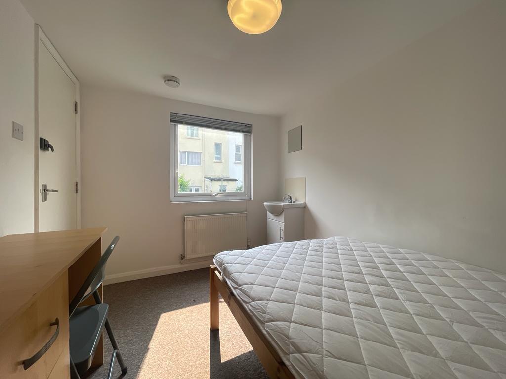 5 bedroom semi-detached house for rent