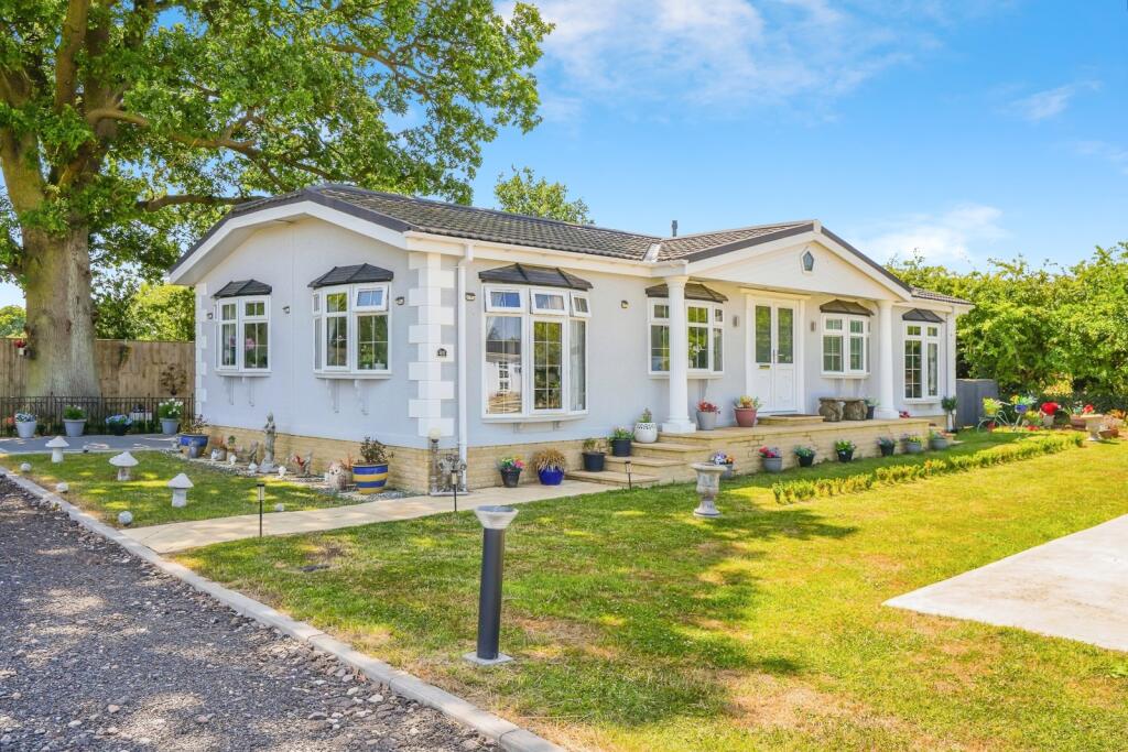 Main image of property: Heathfield Park, Bletchingdon, Kidlington, Oxfordshire, OX5
