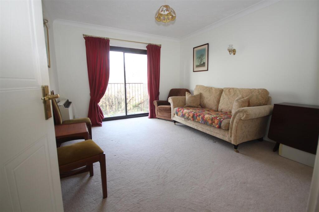St. Michaels Court, Ruscombe, Reading photo 4