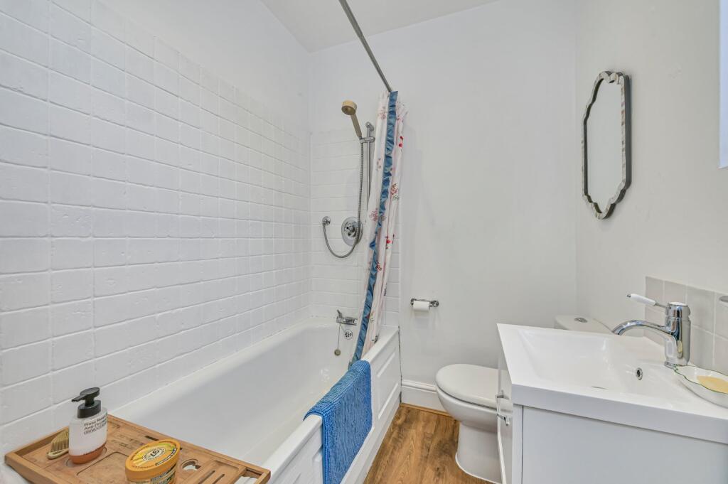 Apartment in London, Blenheim Gardens Estate, Brixton - View 4