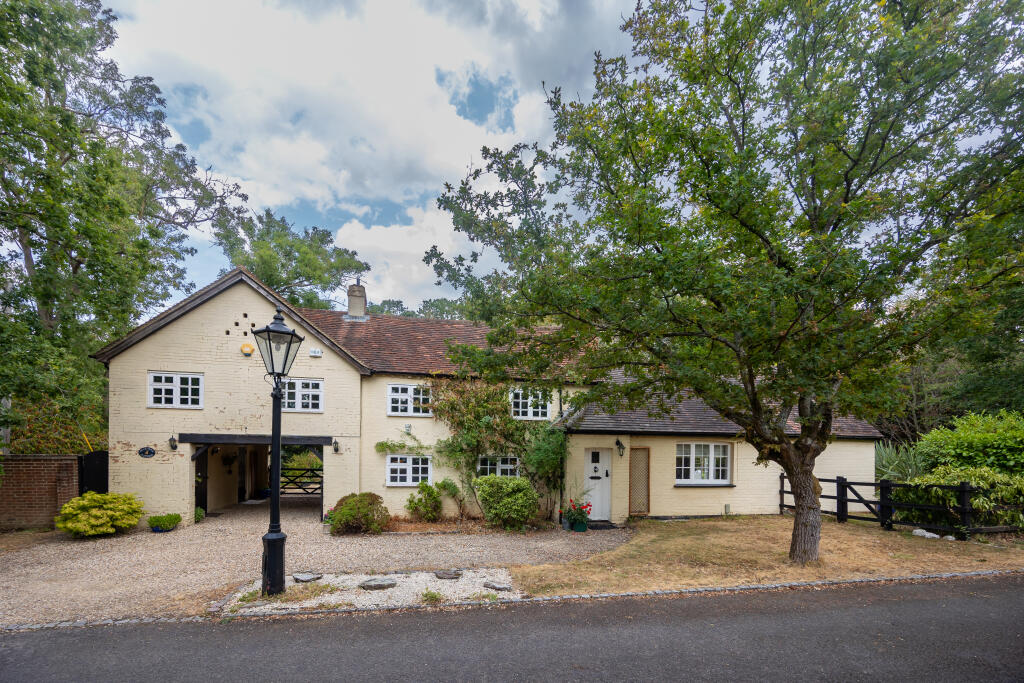Main image of property: Peartree Cottage, Dunt Lane, Hurst, Wokingham