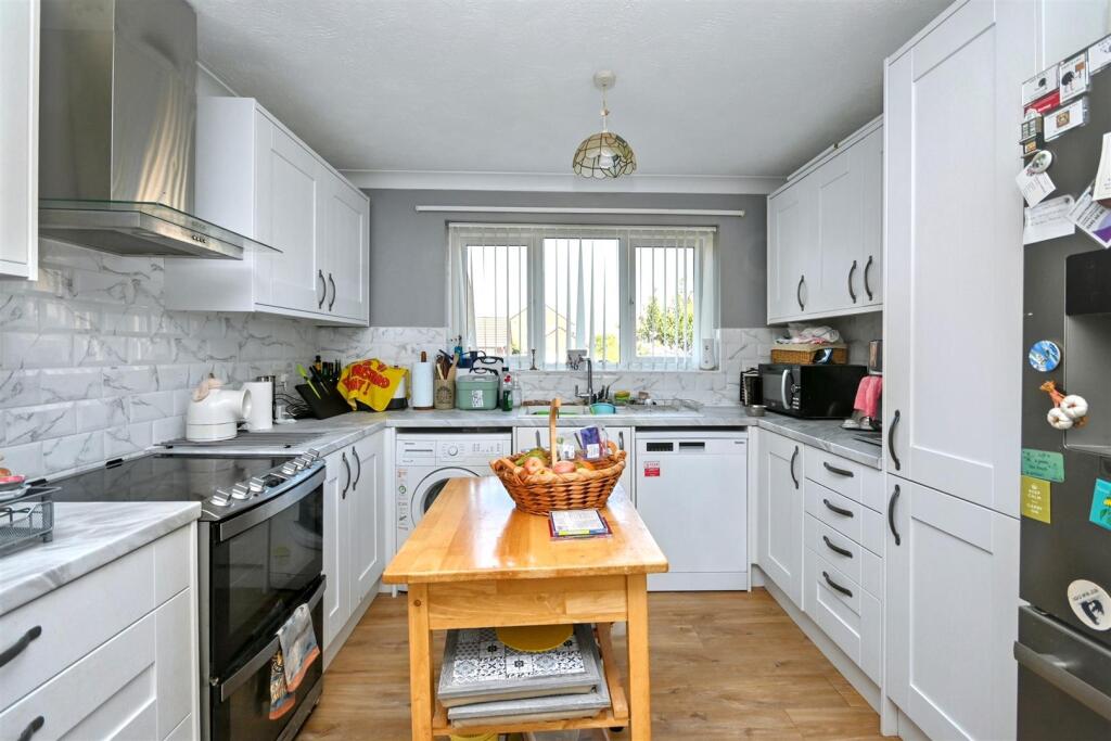 Apartment in Eastbourne, East Sussex - View 3