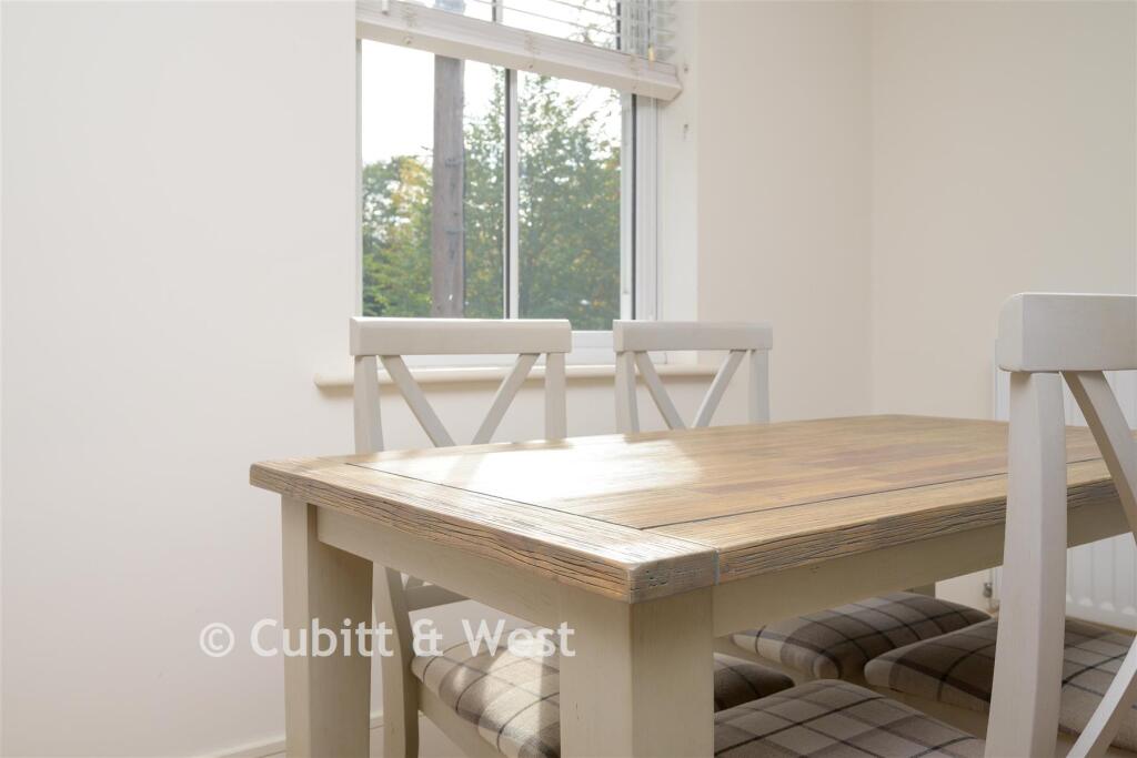 Apartment in Reigate and Banstead, Earlswood - More