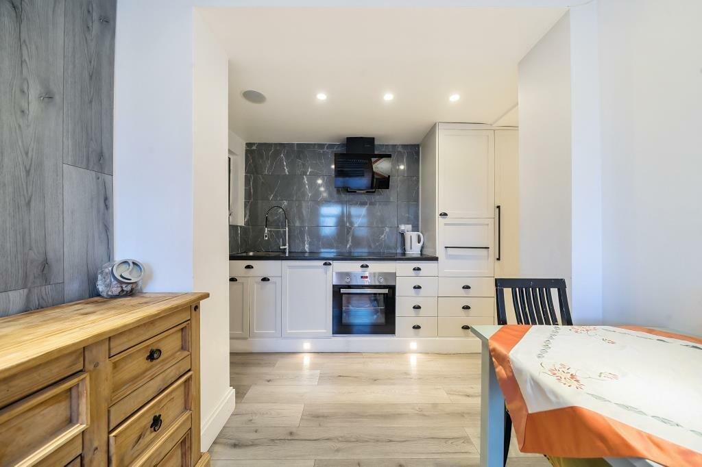Apartment in Slough - More
