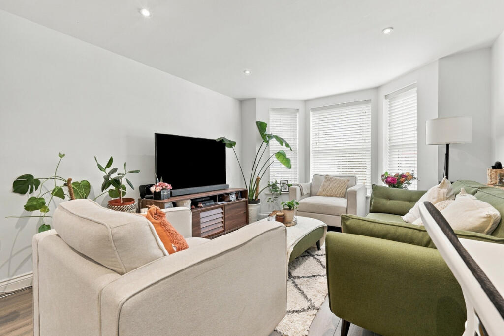 Apartment in Southend-on-Sea, Essex - View 3