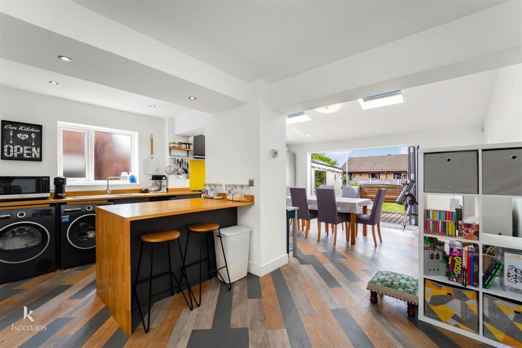 Cambridge Drive, Knuzden photo 5