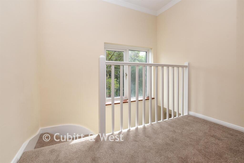 House in Horsham, Warnham - More