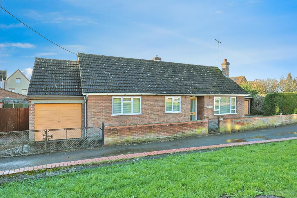 4-bed bungalow on Old Becclesgate, Dereham, £325,000