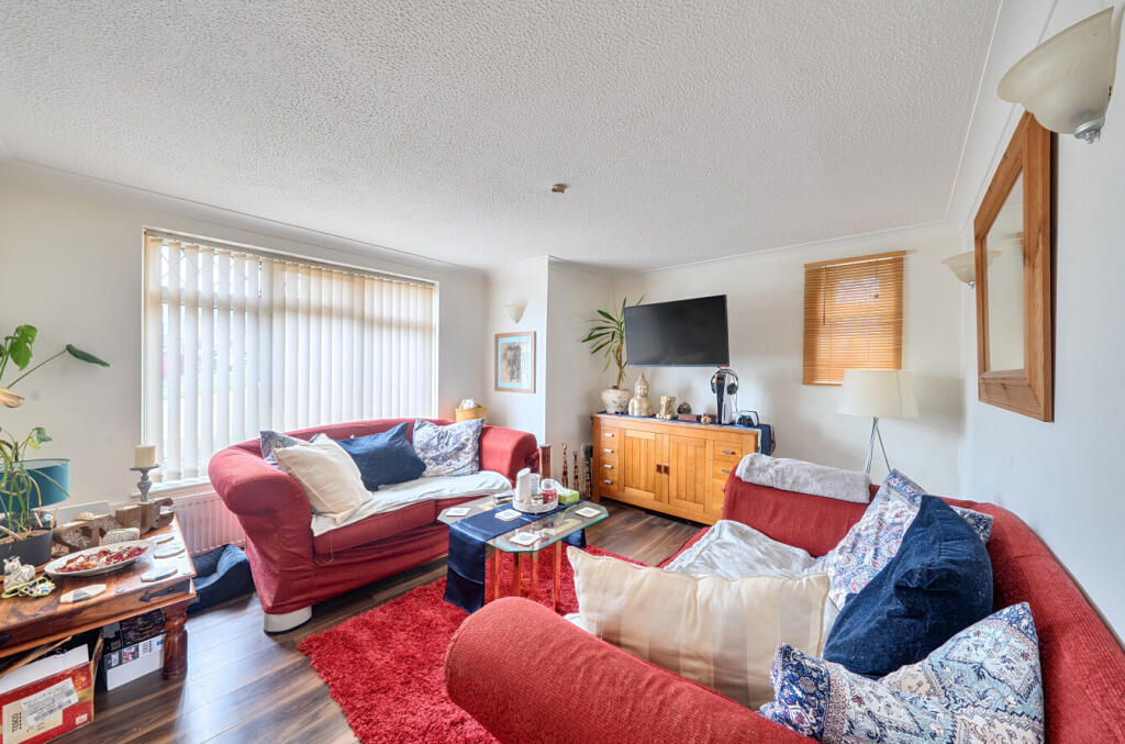 Borrowdale Avenue, Dunstable, Bedfordshire photo 2