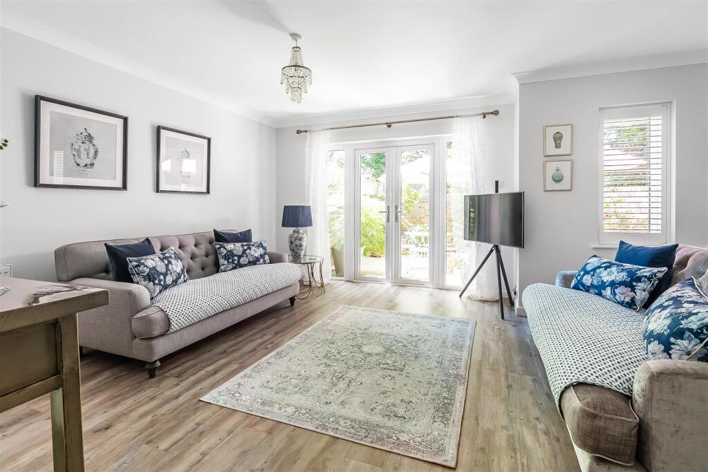House in Kingston upon Thames - More