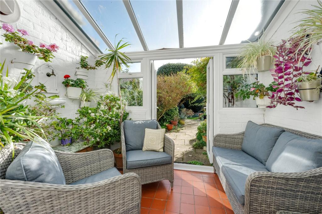 House in Elmbridge, Long Ditton - More