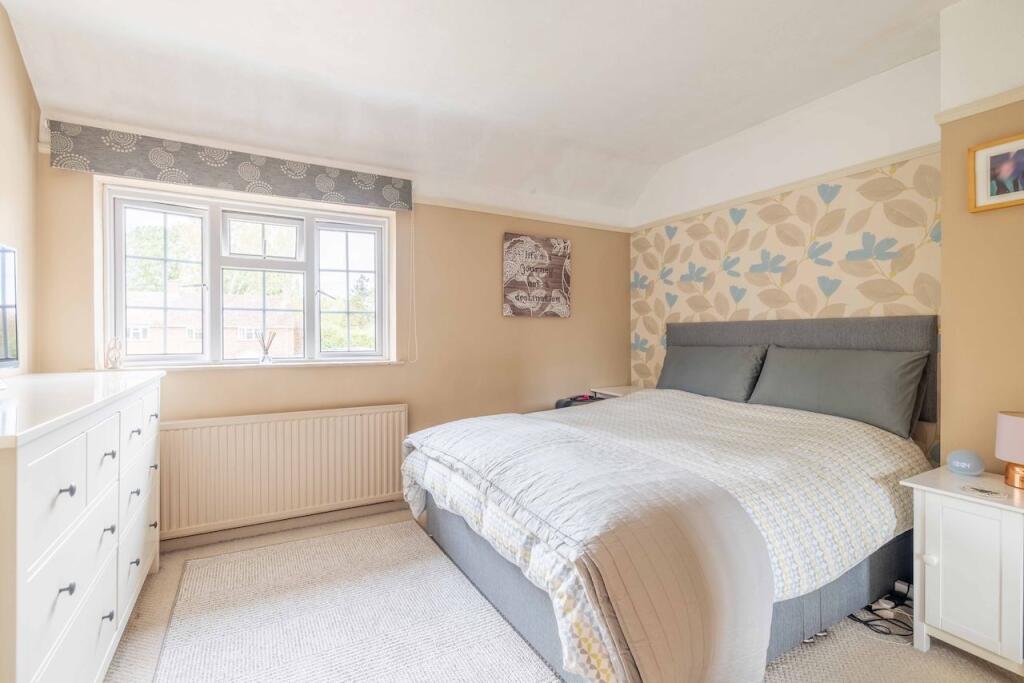 House in Farnham Common, Wexham Street, Stoke Poges - More