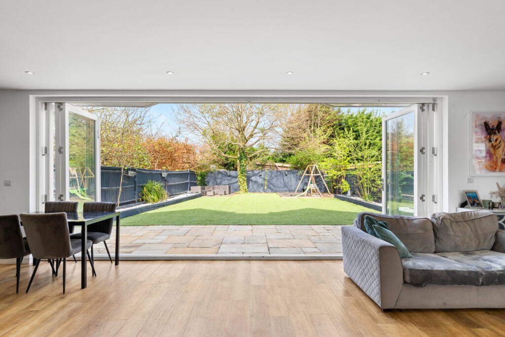 House in Reigate and Banstead, Lower Kingswood - View 3