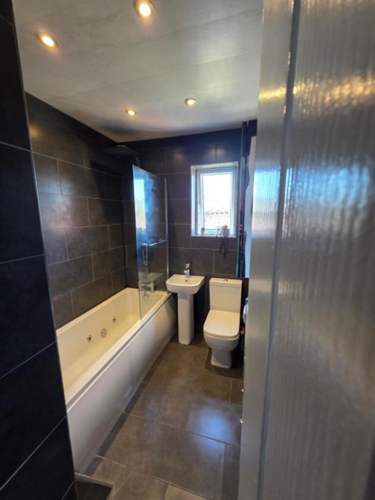 House in Tameside, Greater Manchester - More