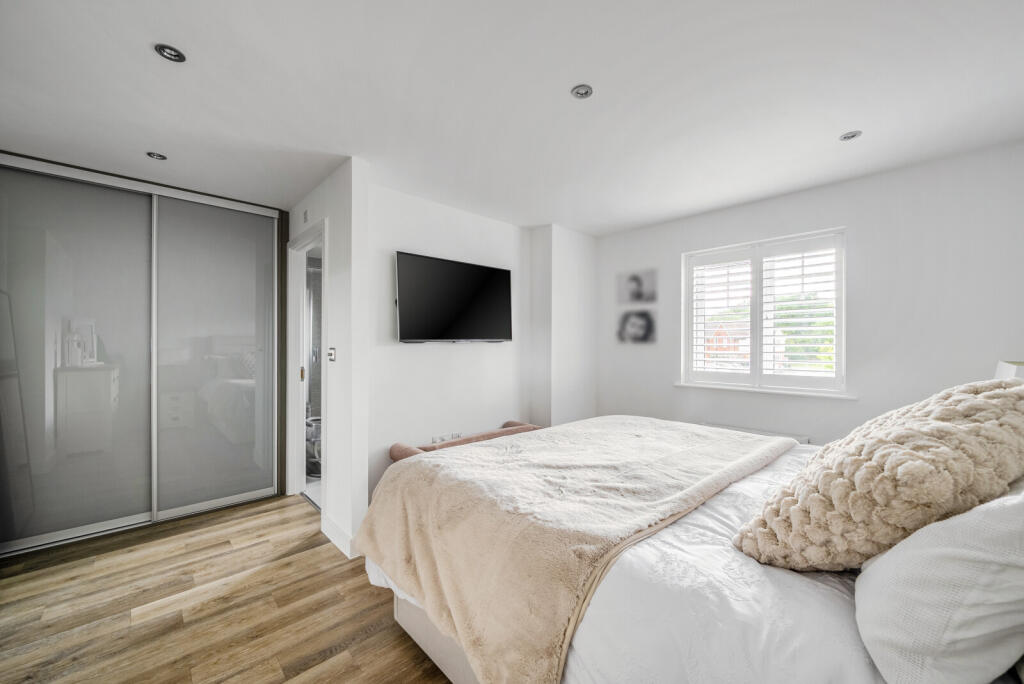 House in Mole Valley, Fetcham - More