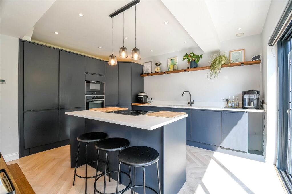 Greenlands Road, Newbury, Berkshire, RG14 photo 4